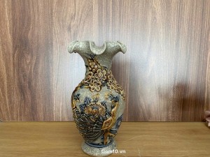Lọ hoa miêng lượn men rạn đắp nổi công đào, cao 24cm Lọ hoa miêng lượn men rạn đắp nổi công đào, cao 24cm