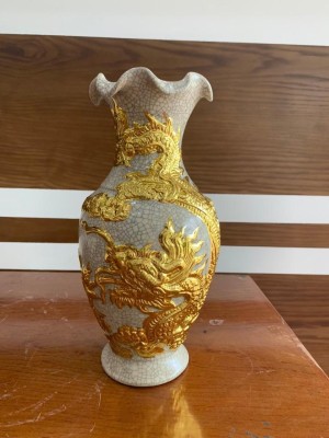 Lọ hoa miệng lượn men rạn đắp nổi Rồng dát vàng 24k, cao 32cm Lọ hoa miệng lượn men rạn đắp nổi Rồng dát vàng 24k, cao 32cm