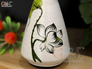 Lọ hoa mini men kem dáng phễu vẽ hoa Sen xanh, cao 14cm
