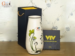 Lọ hoa ống loe họa tiết sen xanh in logo VTV, cao 28cm
