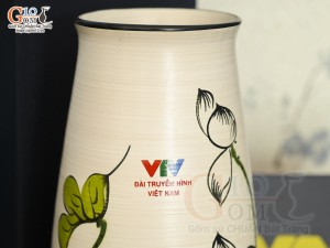 Lọ hoa ống loe họa tiết sen xanh in logo VTV, cao 28cm