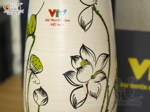Lọ hoa ống loe họa tiết sen xanh in logo VTV, cao 28cm