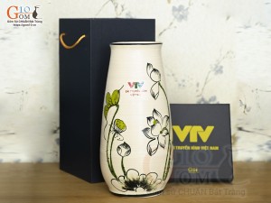 Lọ hoa ống loe họa tiết sen xanh in logo VTV, cao 28cm