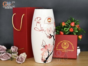 Lọ hoa sơn mài dáng bom họa tiết hoa Đào phai in logo, cao 29cm