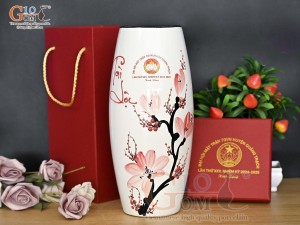 Lọ hoa sơn mài dáng bom họa tiết hoa Đào phai in logo, cao 29cm