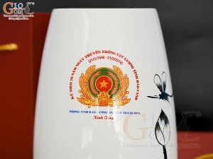 Lọ hoa sơn mài dáng bom nền trắng vẽ hoa Sen đen in logo