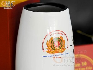 Lọ hoa sơn mài dáng bom nền trắng vẽ hoa Sen đen in logo