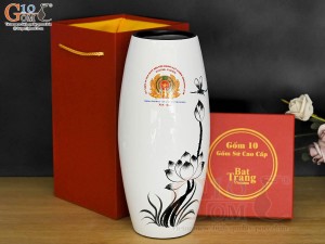 Lọ hoa sơn mài dáng bom nền trắng vẽ hoa Sen đen in logo