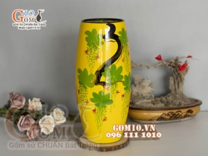 Lọ hoa sơn mài dáng bom nền vàng, cao 28cm