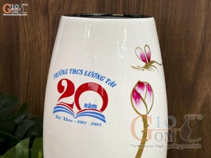 Lọ hoa sơn mài dáng bom vẽ Chuồn Sen nền trắng in logo, cao 28cm