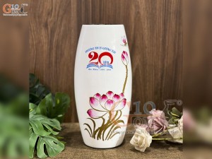Lọ hoa sơn mài dáng bom vẽ Chuồn Sen nền trắng in logo, cao 28cm Lọ hoa sơn mài dáng bom vẽ Chuồn Sen nền trắng in logo, cao 28cm