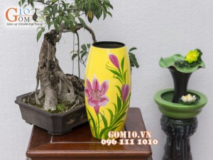 Lọ hoa sơn mài dáng bom vẽ hoa ly nền vàng 43cm