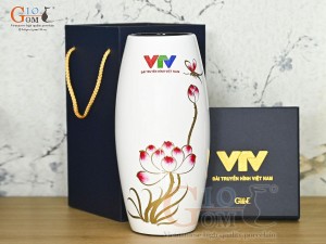 Lọ hoa sơn mài dáng bom vẽ hoa Sen hồng in logo VTV, cao 28cm