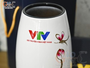 Lọ hoa sơn mài dáng bom vẽ hoa Sen hồng in logo VTV, cao 28cm