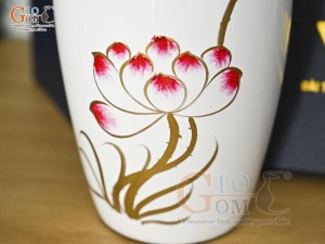 Lọ hoa sơn mài dáng bom vẽ hoa Sen hồng in logo VTV, cao 28cm