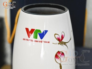 Lọ hoa sơn mài dáng bom vẽ hoa Sen hồng in logo VTV, cao 28cm