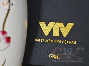 Lọ hoa sơn mài dáng bom vẽ hoa Sen hồng in logo VTV, cao 28cm