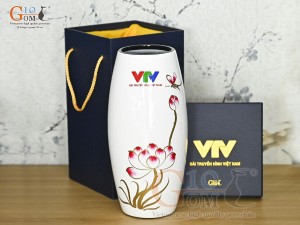 Lọ hoa sơn mài dáng bom vẽ hoa Sen hồng in logo VTV, cao 28cm