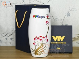 Lọ hoa sơn mài dáng bom vẽ hoa Sen hồng in logo VTV digital, cao 28cm