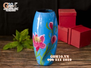 Lọ hoa sơn mài dáng bom xoắn nền xanh đậm vẽ hoa ly, cao 30cm