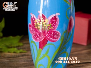 Lọ hoa sơn mài dáng bom xoắn nền xanh đậm vẽ hoa ly, cao 30cm