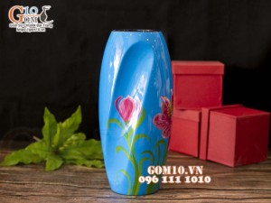 Lọ hoa sơn mài dáng bom xoắn nền xanh đậm vẽ hoa ly, cao 30cm