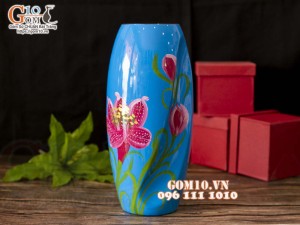 Lọ hoa sơn mài dáng bom xoắn nền xanh đậm vẽ hoa ly, cao 30cm