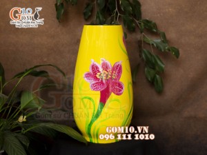Lọ hoa sơn mài dáng chân thấp nền vàng vẽ hoa Tulip, cao 32cm