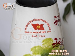Lọ hoa sơn mài dáng cúp vẽ cảnh làng quê, in logo quà tặng