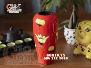 Lọ hoa sơn mài dáng đùi dế, họa tiết hoa vàng nền đỏ, cao 28cm