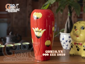 Lọ hoa sơn mài dáng đùi dế, họa tiết hoa vàng nền đỏ, cao 28cm
