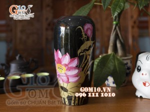 Lọ hoa sơn mài dáng đùi dế vẽ hoa Sen nền đen, cao 28cm