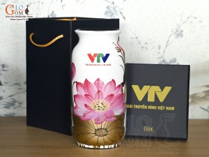 Lọ hoa sơn mài dáng phích vẽ hoa Sen in logo VTV, cao 28cm
