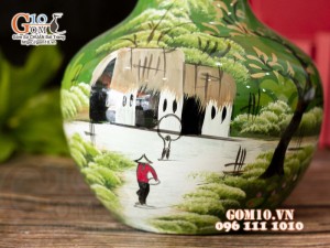 Lọ hoa sơn mài dáng tỏi béo nền xanh lá vẽ cảnh làng quê, cao 28cm