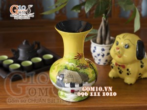 Lọ hoa sơn mài dáng tỏi cao nền vàng họa tiết cảnh làng quê, cao 29cm