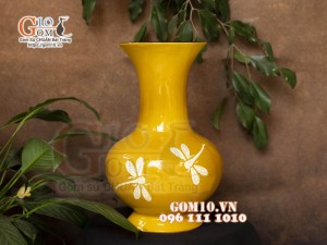 Lọ hoa sơn mài dáng tỏi cao nền vàng vẽ chuồn, cao 28cm