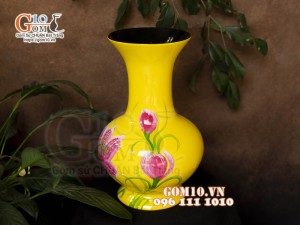 Lọ hoa sơn mài dáng tỏi cao nền vàng vẽ hoa đỏ, cao 28cm