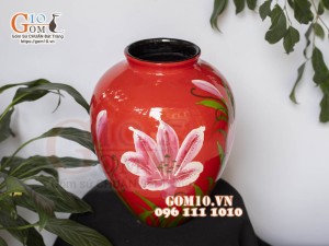 Lọ hoa sơn mài dáng vò miệng nhỏ nền đỏ vẽ hoa, cao 27cm