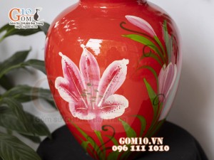 Lọ hoa sơn mài dáng vò miệng nhỏ nền đỏ vẽ hoa, cao 27cm