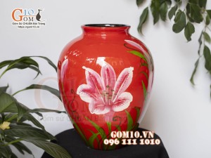 Lọ hoa sơn mài dáng vò miệng nhỏ nền đỏ vẽ hoa, cao 27cm