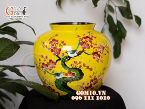 Lọ hoa sơn mài dáng vò miệng rộng nền vàng vẽ hoa đào, cao 23cm