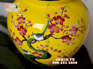 Lọ hoa sơn mài dáng vò miệng rộng nền vàng vẽ hoa đào, cao 23cm