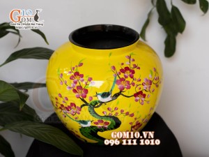 Lọ hoa sơn mài dáng vò miệng rộng nền vàng vẽ hoa đào, cao 23cm