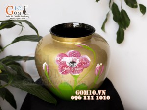Lọ hoa sơn mài dáng vò miệng rộng nền vàng vẽ hoa đỏ, cao 23cm
