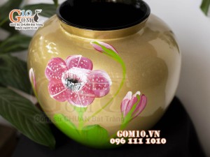 Lọ hoa sơn mài dáng vò miệng rộng nền vàng vẽ hoa đỏ, cao 23cm