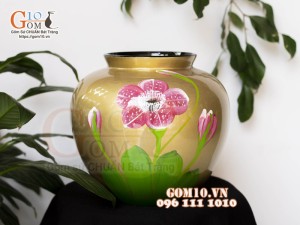 Lọ hoa sơn mài dáng vò miệng rộng nền vàng vẽ hoa đỏ, cao 23cm