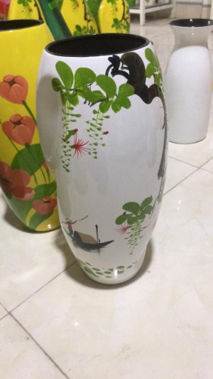 Lọ hoa sơn mài dáng xoắn vẽ người lái đò, 30cm
