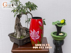Lọ hoa sơn mài đỏ dáng bom vẽ hoa ly 33cm