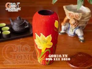Lọ hoa sơn mài đỏ dáng đùi dế vẽ hoa ly vàng cao 28cm