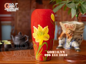 Lọ hoa sơn mài đỏ dáng đùi dế vẽ hoa ly vàng cao 28cm